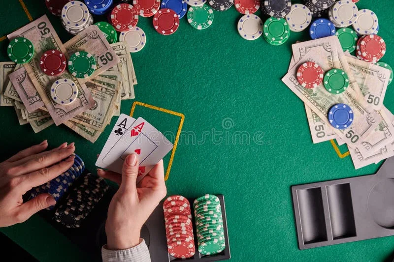 Suasana meja kasino RAYA22 untuk permainan kartu dan roda